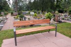 Auf dem städtischen Friedhof in Avenwedde hat die Stadt 13 neue Holzbänke für die Besucherinnen und Besucher aufgestellt.Foto:Stadt Gütersloh