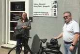 Anke Schmidt und Günter Kleß mit einem von vielen Fahrrädern. Foto: Kurz Um-Meisterbetriebe
