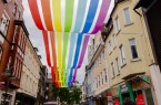 Die Mittlere Berliner Straße wird über die Sommerzeit in regenbogenbunte Farbspiele  getaucht. Foto: Stadt Gütersloh