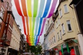 Die Mittlere Berliner Straße wird über die Sommerzeit in regenbogenbunte Farbspiele  getaucht. Foto: Stadt Gütersloh