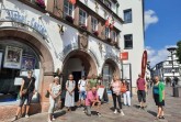 Vom Treffpunkt am Heisingschen Haus, vor der Tourist Info, machte sich die Gruppe in Begleitung von zwei Gebärdendolmetscher auf den Weg, die Paderborner Sehenswürdigkeiten bei schönstem Wetter zu erkunden. Foto: © Stadt Paderborn