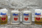 Die Krüge und Gläser des Paderborner Bierbrunnens sind auch in diesem Jahr erhältlich. Das Motiv des begehrten Libori-Souvenirs ist dem Wahrzeichen des Festes, dem Libori-Pfau gewidmet.Foto: © Stadt Paderborn