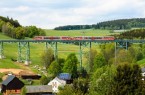 Die modernen roten Triebwagen der Erzgebirgsbahn werden im August auf der einmalig schönen Strecke zwischen den Bergstädten Schwarzenberg und Annaberg-Buchholz unterwegs sein. Foto:  Tourismusverband Erzgebirge e.V.
