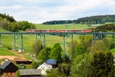 Die modernen roten Triebwagen der Erzgebirgsbahn werden im August auf der einmalig schönen Strecke zwischen den Bergstädten Schwarzenberg und Annaberg-Buchholz unterwegs sein. Foto:  Tourismusverband Erzgebirge e.V.