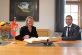 Die neue Regierungspräsidentin Judith Pirscher unterzeichnet zusammen mit Bürgermeister Burkhard Schwuchow einen Eintrag ins Goldene Buch der Stadt Büren.