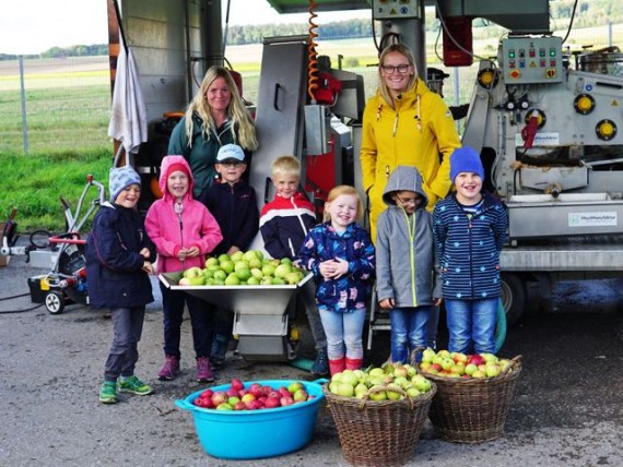Kinder der Kita Frohnhausen beim Apfelpresstag - OWL Journal