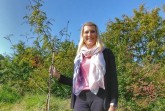 Gut gewachsen: Laura Schuster vom KlimaPakt Lippe mit der Vogelbeere, die der Kreis vergangenes Jahr beim Einheitsbuddeln gepflanzt hat. Foto: Kreis Lippe