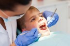 Für die Zahnvorsorge von Kinder und Jugendlichen unter 18 Jahren gilt in diesem Jahr noch eine Corona-Sonderregelung beim Festzuschuss zu Zahnersatzkosten. Foto: AOK/hfr.