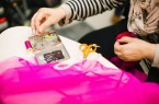 Im Rahmen des Projekts „Get dressed!“ sind Interessierte am 31. Oktober zu einem besonderen Workshop im Museum in Schloß Neuhaus mit der Mode-Textil-Designerin Laura Schlütz eingeladen.Foto: © Kris Atomic