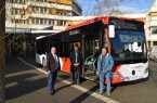 Begutachten exemplarisch einen neuen Bus: Landrat Dr. Axel Lehmann, Achim Oberwöhrmeier, Geschäftsführer der KVG, und Sven Oehlmann, Geschäftsführer von Weser-Werre-Bus (v.l.). (Foto: KVG)