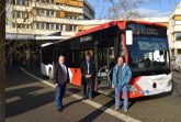 Begutachten exemplarisch einen neuen Bus: Landrat Dr. Axel Lehmann, Achim Oberwöhrmeier, Geschäftsführer der KVG, und Sven Oehlmann, Geschäftsführer von Weser-Werre-Bus (v.l.). (Foto: KVG)