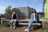 Adriana (14) und Avin (16) leben seit einigen Jahren in Versmold und besuchen die CJD Sekundarschule. Dort haben sie Deutsch gelernt und gehören mittlerweile zu den besten Schülerinnen in ihren jeweiligen Klassen. Foto: Kreis Gütersloh