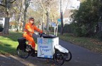 ASP Mitarbeiter Reinhold Meglin bei seiner ersten Fahrt mit dem neuen Lastenfahrrad, mit dem er zukünftig für die Sauberkeit der Grünanlagen in der Innenstadt unterwegs sein wird.Foto: © Stadt Paderborn