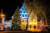 Vor dem illuminierten Rathaus steht in diesem Jahr eine rund 19 Meter hohe Nordmanntanne - der bislang größte Weihnachtsbaum auf dem Rathausplatz. 150 Meter Lichterkette bringen ihn zum Strahlen.Foto:© Stadt Paderborn