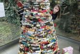 Die Mitarbeiterinnen der Stadtbibliothek, Julia Neumann (links) und Jennifer Bader, fragen: Wie viele Bücher haben sie in diesem Baum verbaut? Foto: Stadt Rietberg
