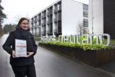 Katja Timmermeister, 	Rooms Division 
Manager , mit dem Zertifikat, das Haus 
Neuland als „Qualitätsbetrieb der 
Hermannshöhen“ auszeichnet. Foto: 
Christina Ritzau