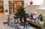 Kindergartenkinder freuen sich über Weihnachtbaum, Foto: Bad Lippspringe