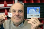 Von Bethel zum Nordpol: Ludwig Kirsch sortiert internationale Briefmarken..Foto:Bethel