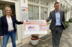 Das Foto zeigt VKM-Geschäftsführerin Kristina Witschel und Bürgermeister Andreas Sunder bei der Spendenübergabe mit dem coronabedingten Abstand. Foto: Stadt Rietberg