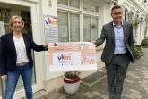 Das Foto zeigt VKM-Geschäftsführerin Kristina Witschel und Bürgermeister Andreas Sunder bei der Spendenübergabe mit dem coronabedingten Abstand. Foto: Stadt Rietberg