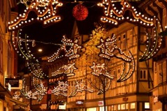 Weihnachtsbeleuchtung in der langen Geismar Straße, Foto: Presse-Niedersachsen