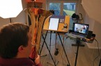 Tenorhornschüler Ole und Musikschullehrer Steffen Zankl sind ein eingespieltes Team – analog und digital Foto: Kreismusikschule