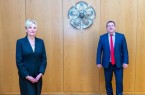 Landrat Dr. Axel Lehmann begrüßt Dr. Ute Röder als neues Mitglied im Verwaltungsvorstand. Foto: Kreis Lippe