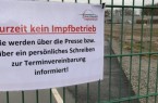 Das Schild am Zaun beim Impfzentrum weist darauf hin, dass die Impfstraßen noch nicht freigegeben sind.

(Foto: Kreis Gütersloh)