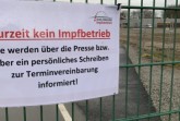 Das Schild am Zaun beim Impfzentrum weist darauf hin, dass die Impfstraßen noch nicht freigegeben sind.

(Foto: Kreis Gütersloh)