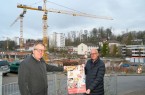 An der Baustelle gehen die Arbeiten voran: Pastor Ulrich Pohl (links) dankt Peter Stockmeier für die großzügige Spende.Foto:  EvKB