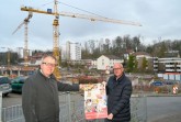 An der Baustelle gehen die Arbeiten voran: Pastor Ulrich Pohl (links) dankt Peter Stockmeier für die großzügige Spende.Foto:  EvKB