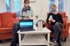 Julia Neumann (links) und Jennifer Bader haben Hör- und Streaming-Tipps aus der »OnleiheOWL« für zu Hause vorbereitet. Foto: Stadt Rietberg