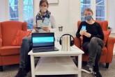 Julia Neumann (links) und Jennifer Bader haben Hör- und Streaming-Tipps aus der »OnleiheOWL« für zu Hause vorbereitet. Foto: Stadt Rietberg
