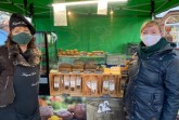Daniela Maria Kriegel (links) und Caroline Peters informieren am Freitag auf dem Wochenmarkt über glutenfreie Backwaren. Foto: Stadt Rietberg