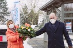 Das Impfzentrum in Salzkotten ist geöffnet. Landrat Christoph Rüther (rechts im Bild) begrüßte die ersten Impflinge persönlich und überraschte Ingelore Grabe mit einem Blumenstrauß. Bildnachweis: Lina Loos für den Kreis Paderborn
