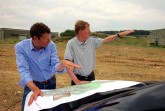 Für die optimale Kurvenplanung: Marcus Graf von Oeynhausen-Sierstorpff mit Rallyeprofi Walter Röhrl bei der Projektentwicklung des Bilster Berg