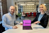 Consultant und Soziologe Jannik Bebermeier sowie Geschäftsführerin Sarah Niesel präsentieren am Tablet das PinkPaper Vol. 1. Foto: Ankerkopf GmbH