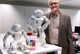Bildungsgangleiter Dieter Rauchmann sieht die humanoiden Roboter als die perfekten Assistenten für die Pädagogen am Berufskolleg Kreis Höxter, um neue, attraktive pädagogische Themen einzuführen. Foto: Kreis Höxter