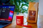 Im Standardset stecken eine Packung "Kaffee" aus Bielefelds Partnerstadt in Nicaragua, ein Kugelschreiber und eine Tasse, die in fünf Farben zur Auswahl steht. Foto: Bielefeld Marketing