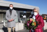 Landrat Sven-Georg Adenauer hat Elisabeth Köhn einen Blumenstrauß geschenkt. Sie ist die 10.000 Person, die ihre Coronaschutzimpfung im Impfzentrum erhalten hat. Foto: Kreis Gütersloh
