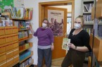 „Sabrina_Nina“: Die Freude ist trotz Masken spürbar – sind ab Montag wieder für ihre Leserinnen und Leser vor Ort – (v.l.) Nina Gilbert und Sabrina Klein vom Bücherbus-Team