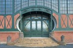 Das Jugendstilportal der Maschinenhalle der Zeche Zollern in Dortmund ist das Markenzeichen des LWL-Industriemuseums. Foto: LWL / Holtappels
