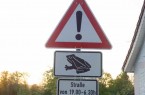 Symbolbild-Amphibienwanderung-Schilder