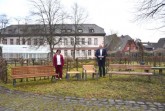 Claudia Koch (Baudezernentin und Landesgartenschau-Geschäftsführerin) und Bürgermeister Daniel Hartmann präsentieren die Siegermodelle für den Remtergarten (links), Stadtplätze und Weserpromenade (Mitte) und den Wall (rechts). Foto: Stadt Höxter