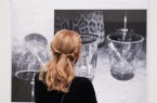 Ausstellungsansicht: James White, Triple Glass, 2019, Öl und Lack auf Acrylwabenplatte in Plexiglas-Rahmen, 140 × 170 cm © Marta Herford, Foto: theothercara