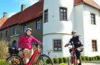 Rödinghausens Klimaschutzmanagerin Dr. Sarah Sierig und Bürgermeister Siegfried Lux werben für das Radfahren und haben sich als erste Station auf ihrer Tour das Haus Kilver ausgesucht.Foto:Stadt Rödinghausen.