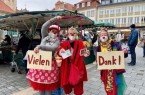 Die drei Clowninnen Mathilda, Paula und Frau Sonderba von der Organisation nase.weise hatten viel Spaß auf dem Paderborner Wochenmarkt.Foto:© Stadt Paderborn