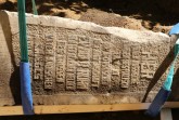 Der Obelisk wurde im Frühjahr 2019 von LWL-Archäologen ausgegraben. Er erinnert als Mahnmal an die NS-Kriegsverbrechen in Warstein und wird Thema in der Herner Sonderausstellung zur Archäologie der Moderne sein.
Foto: LWL/ M. Zeiler