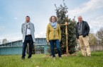 Auf dem Foto zu sehen sind Frank Hilker (Bürgermeister der Stadt Detmold), Inga Müller (Freiraumplanung und Klimaschutz der Stadt Detmold ) und Erhard Friesenhan  (rechts, Ortsbürgermeister Detmold-Nord).
