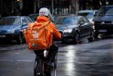 Bei Wind und Wetter unterwegs: Fahrrad-Kuriere bei Lieferando arbeiten zu niedrigen Löhnen und unter hoher Belastung, kritisiert die Gewerkschaft NGG. Foto:NGG